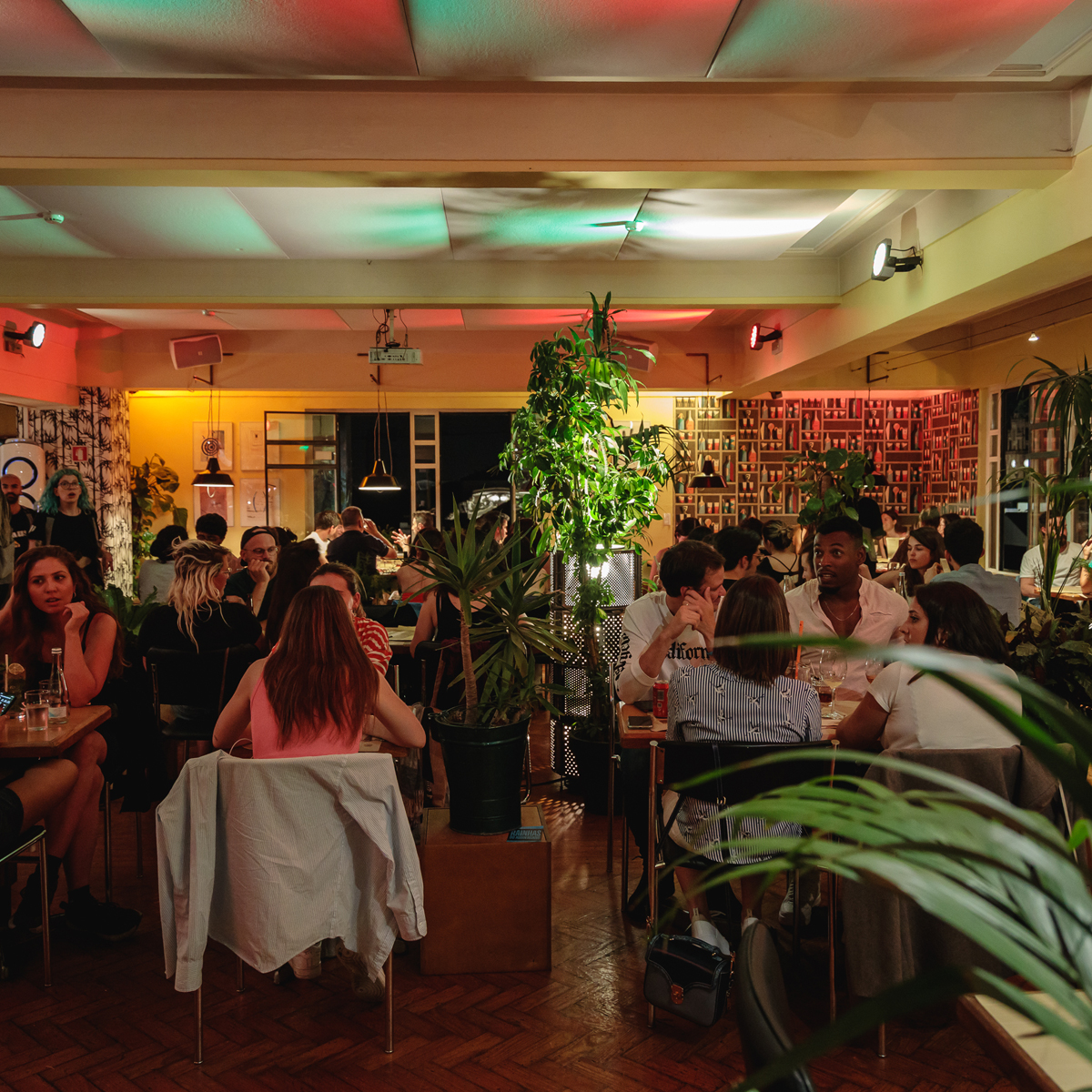 Vícios de Mesa - Maus Habitos - Cuisine méditerranéenne et ambiance festive dans un lieu emblématique de Porto