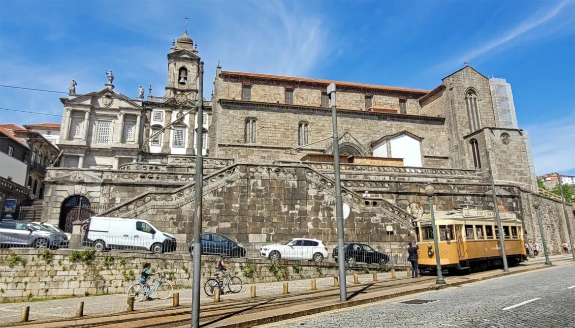 Tram devant l'église sao francisco