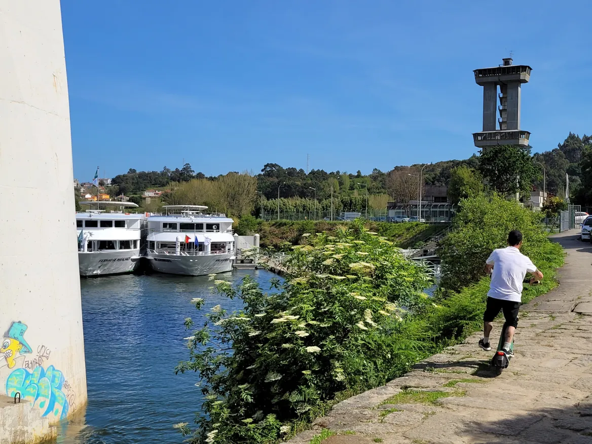 En trottinette à Porto