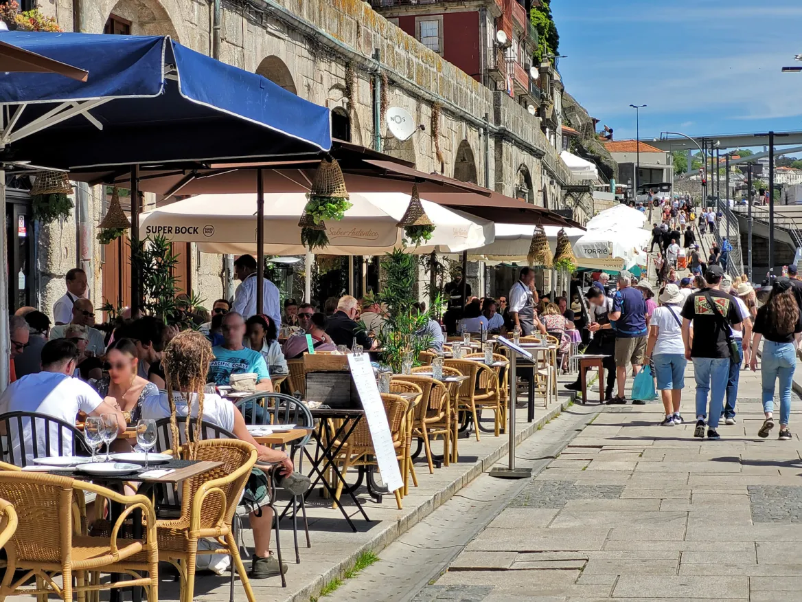 Restaurants sur les quais de Ribeira