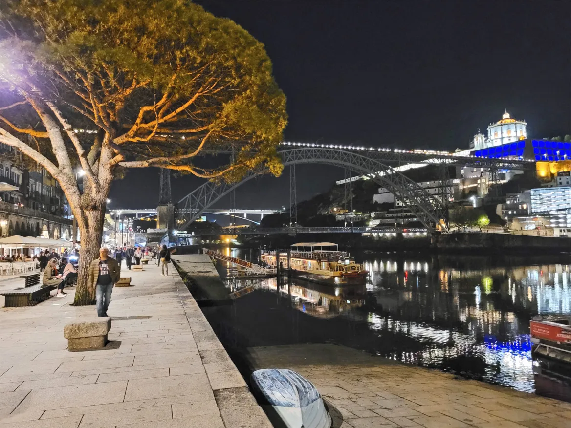 Centre historique de porto la nuit
