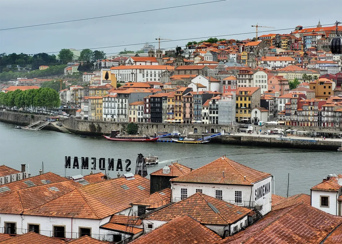 Centre historique de porto sous la pluie