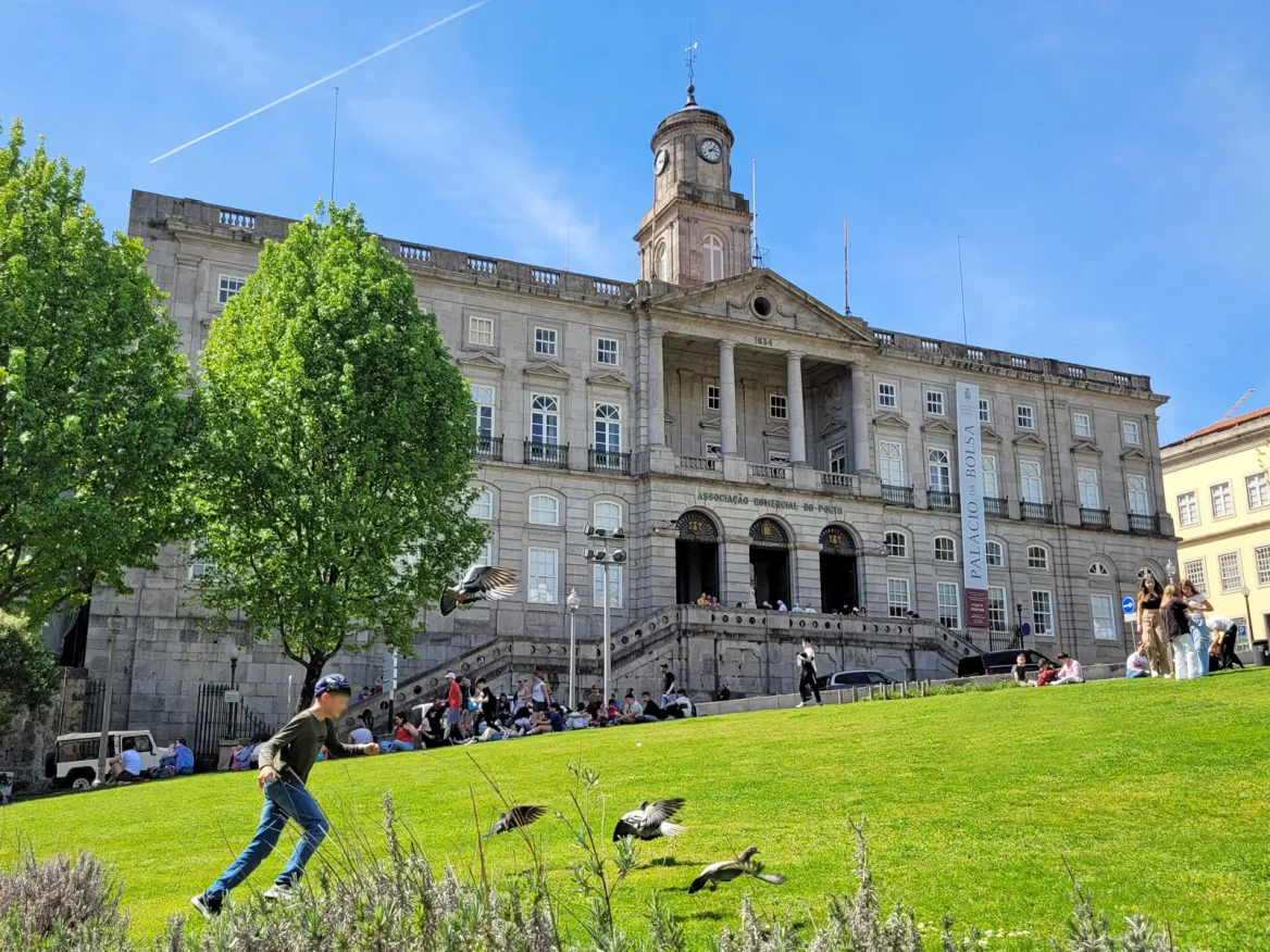 Palais de la Bourse et son esplanade