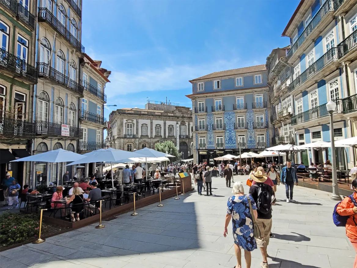 Rua das Flores square and restaurants