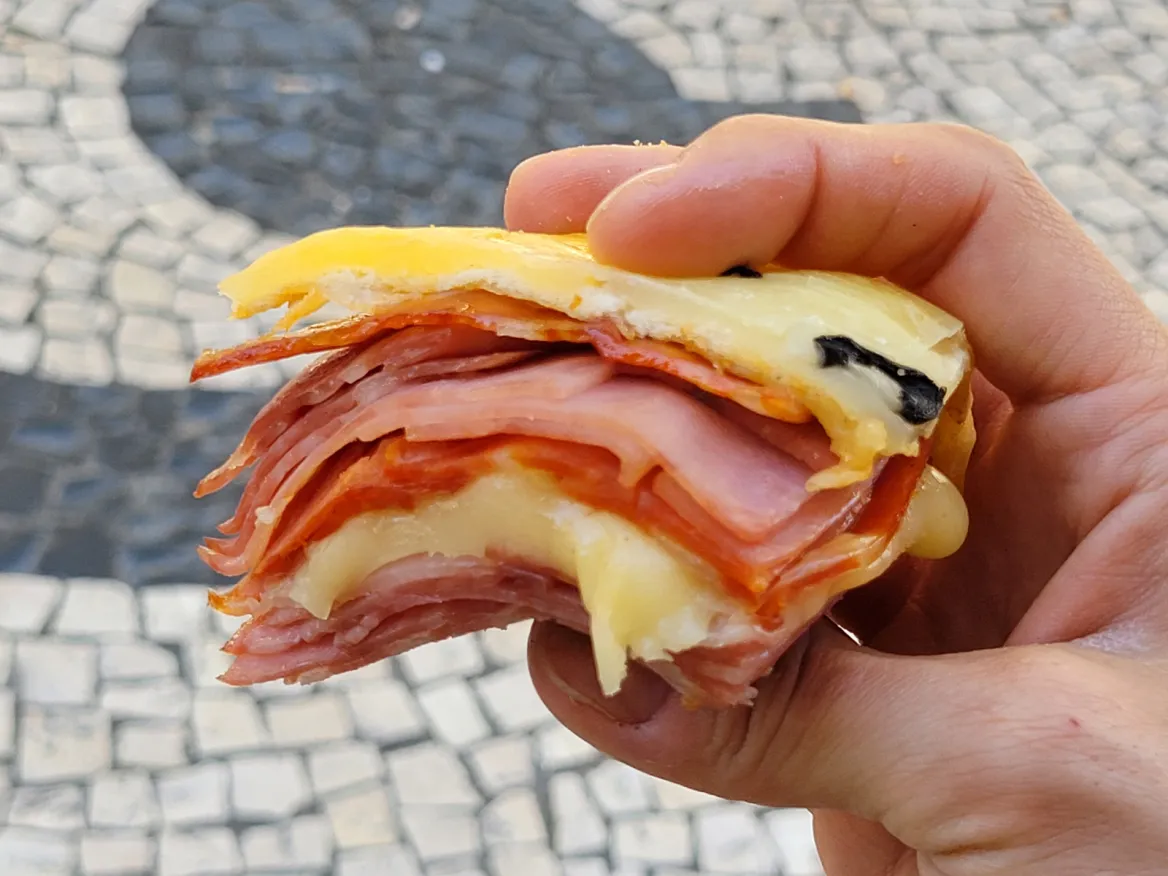 Prego à la charcuterie et fromage