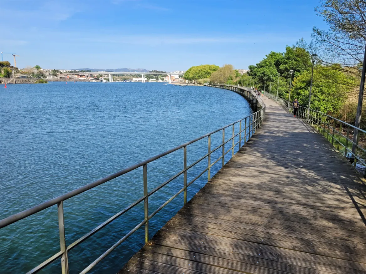 Passerelle en bois à l'est de Porto