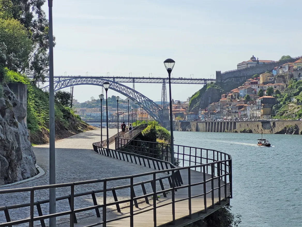 Promenade à l'est du pont dom luis